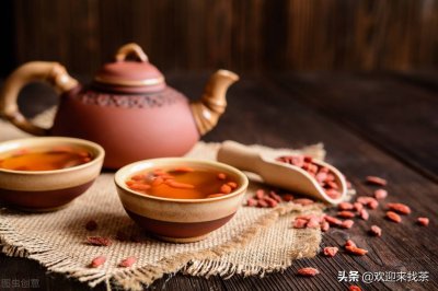 ​人到中年不得已，保温杯里泡枸杞，是真有用还是调侃