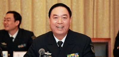 ​开国中将之子，曾任海军副司令，02年授中将，一年后却遭降职