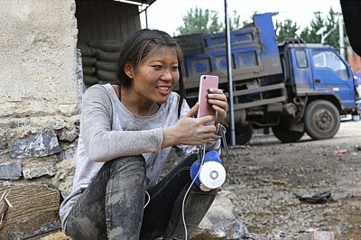 ​还记得靠卖惨走红的水泥妹吗？病重丈夫是假，现实中豪车洋房
