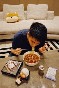 ​宵夜时间！何猷君凌晨泡面吃 不忘艾特妹妹何超莲