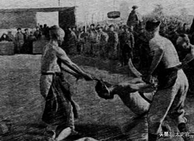 晚清刑罚老照片,图三犯人被吊打,图七菜市口斩首老百姓淡定围观