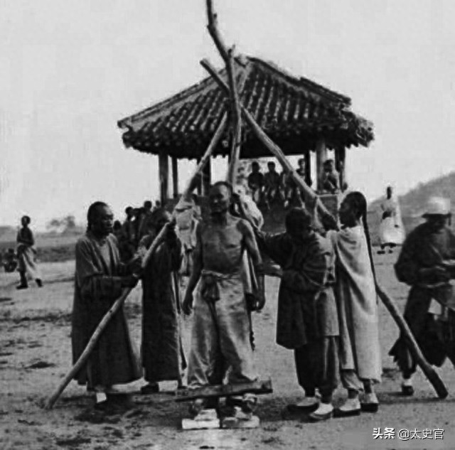 晚清刑罚老照片,图三犯人被吊打,图七菜市口斩首老百姓淡定围观