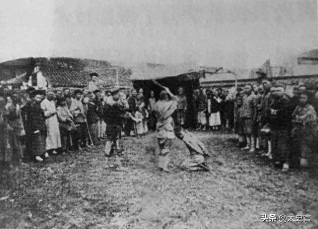 晚清刑罚老照片,图三犯人被吊打,图七菜市口斩首老百姓淡定围观