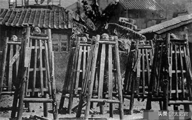晚清刑罚老照片,图三犯人被吊打,图七菜市口斩首老百姓淡定围观