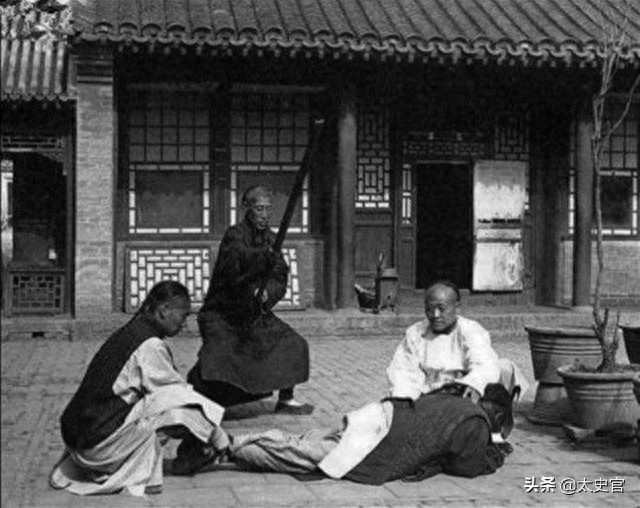 晚清刑罚老照片,图三犯人被吊打,图七菜市口斩首老百姓淡定围观