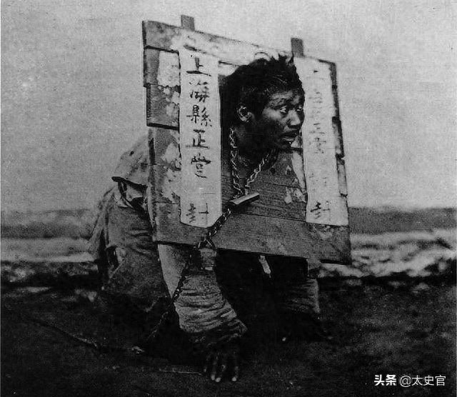 晚清刑罚老照片,图三犯人被吊打,图七菜市口斩首老百姓淡定围观