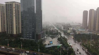 ​下班雨来袭！昆明暴雨雷电大风登场，今天下班赶紧回家