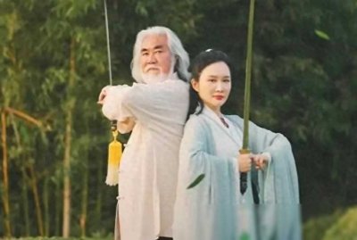 ​73岁张纪中第五次当爸！42岁妻子官宣怀第三胎，孕肚已经很大