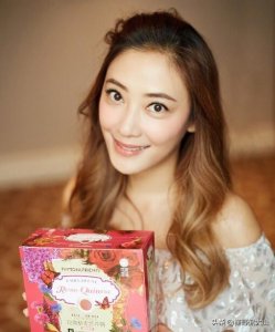 ​丁文为什么改名应采儿，应采儿是艺名吗？