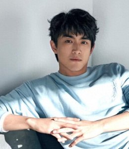 林更新深夜与美女聚餐，两人同住一家酒店，错峰离开疑似恋情曝光