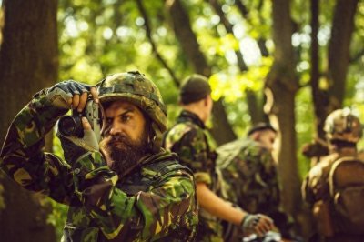 ​100名现代武器弹药无限的士兵回到抗日战场可以改变战局吗？