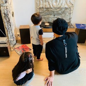 ​周杰伦26岁娇妻昆凌为电影宣传，和父亲同框，秒变小女孩