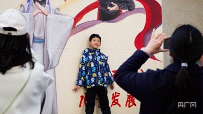 ​昆明“哪吒2”彩绘墙揭幕，西林社区：传递突破自我的精神内核