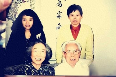 ​1990年，军统特务毛森，一张罕见家庭照，晚年回乡祭祖，懊悔