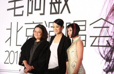 ​毛阿敏同框洪晃，身高高10cm却输得彻底，果然才女气场明星比不了