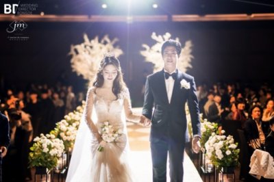 ​T-ara原成员韩雅凛与企业家男友结婚 有孕在身依旧苗条