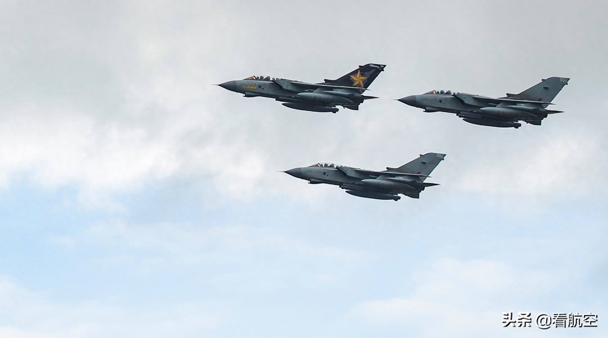 英国皇家空军“狂风”战机退役 退役前来场告别仪式