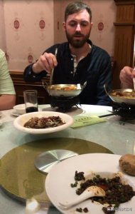 ​一群外国人吃中国菜，一人一盘菜什么鬼？网友：心疼那个吃鱼的