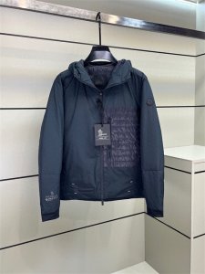 ​芬迪 fendi 羽绒外套，展