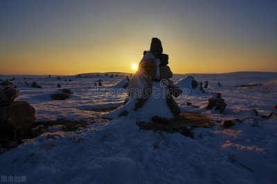 ​能忍受孤独的，不是野