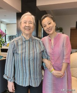 ​越剧“吕派”传人陈辉玲探访92岁的宗师吕瑞英，亲密合影