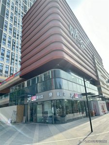 ​商铺与住宅投资对比：哪个更划算？教你如何脱颖而出！