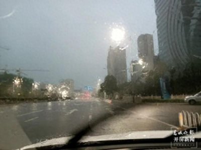 ​大雨袭击全城！ 今天早上，昆明多条道路被洪水淹没并中断。 最新情
