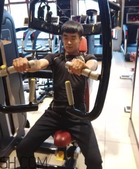 坐姿推胸多重合适？坐姿推胸怎么确定重量？