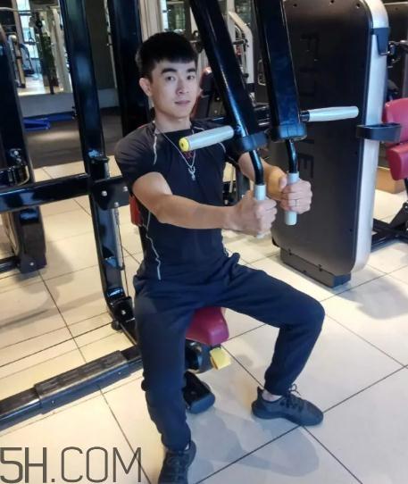 坐姿推胸多重合适？坐姿推胸怎么确定重量？