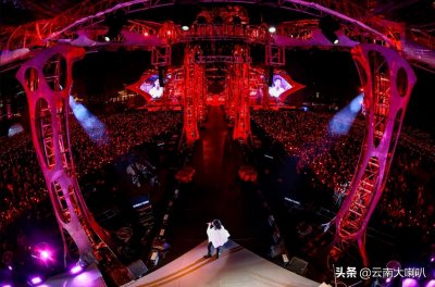 ​华晨宇演唱会，歌迷猛夸作词人吕易秋，他什么来路？