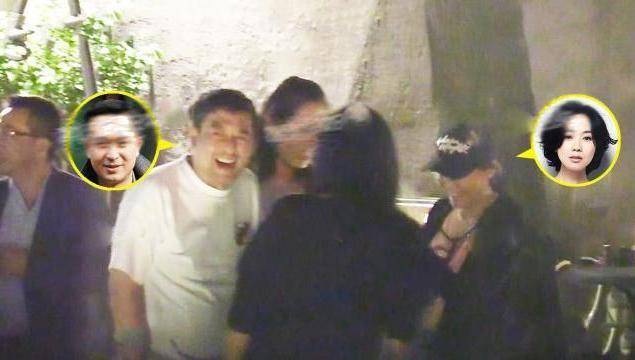 49岁张嘉译与闫妮会餐烟不离手 驼背瞅上去更严沉了