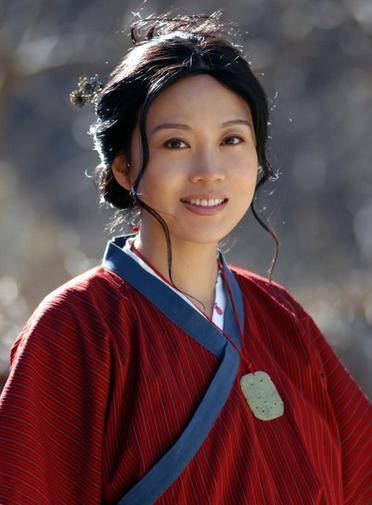 49岁张嘉译与闫妮会餐烟不离手 驼背瞅上去更严沉了