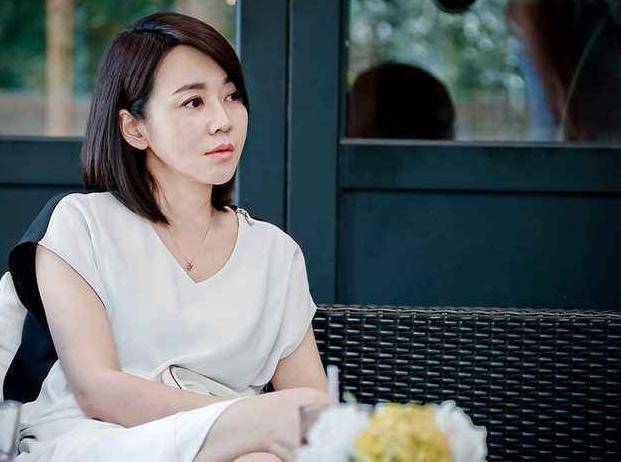 49岁张嘉译与闫妮会餐烟不离手 驼背瞅上去更严沉了