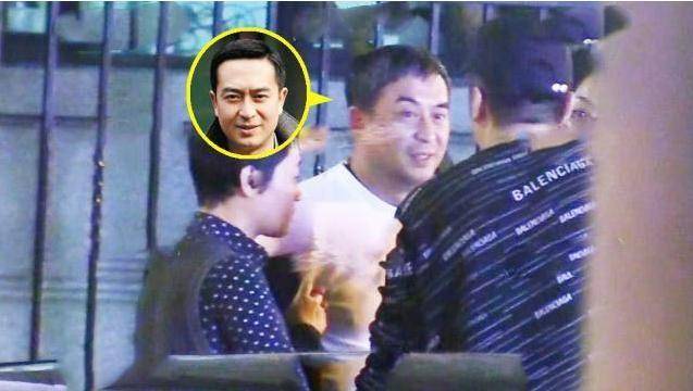 49岁张嘉译与闫妮会餐烟不离手 驼背瞅上去更严沉了