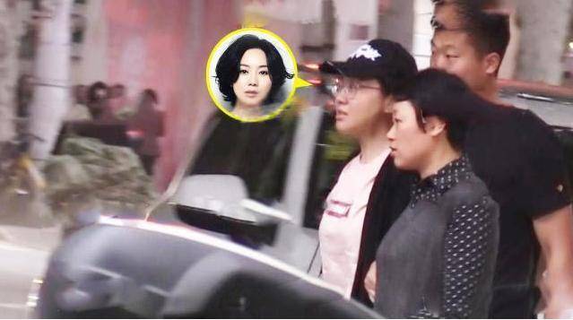 49岁张嘉译与闫妮会餐烟不离手 驼背瞅上去更严沉了