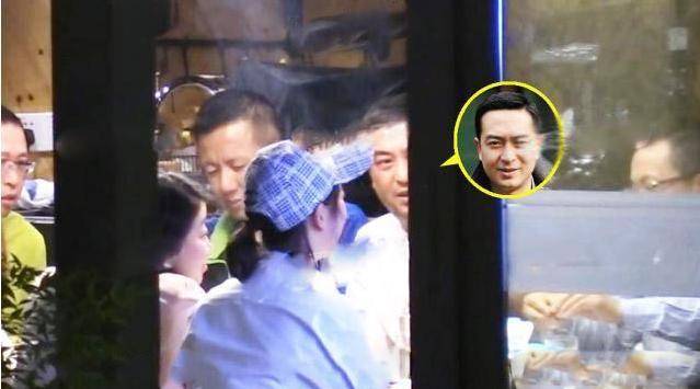 49岁张嘉译与闫妮会餐烟不离手 驼背瞅上去更严沉了