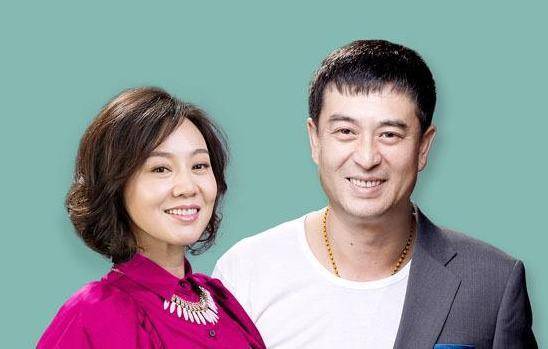 49岁张嘉译与闫妮会餐烟不离手 驼背瞅上去更严沉了