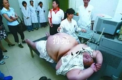 ​中国第一胖用门板抬着走！世界第一胖，想胖到2000斤！他们是谁？