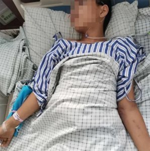 ​12岁男生从学校4楼跳下被送入ICU，家长称孩子遭到同学群殴被迫跳楼