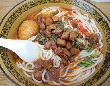 ​常德米粉圆而细长，浇头芳香四溢，怪不得当地人都爱吃！