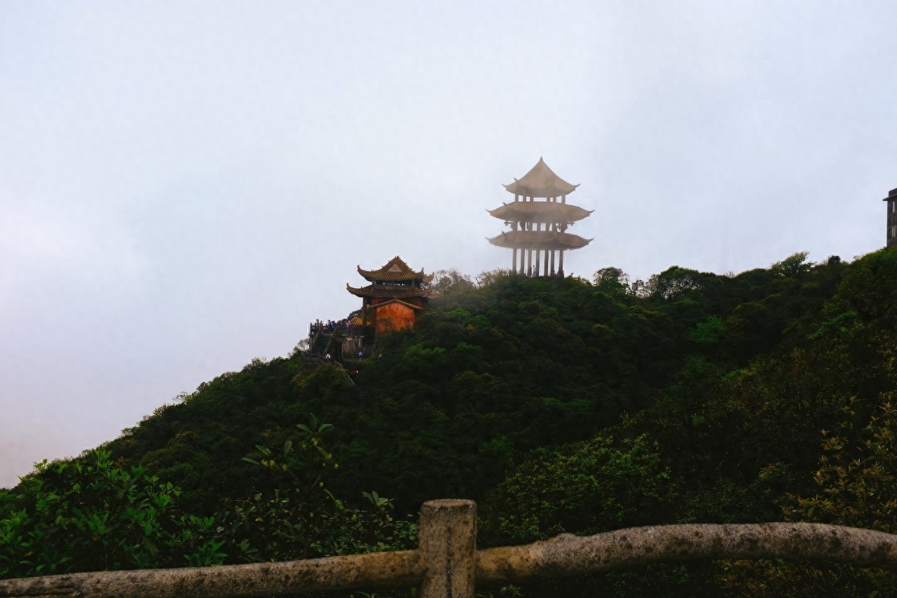 大明山最高峰大明顶海拔1489.9米，拥有32奇峰