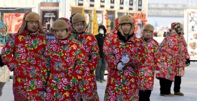 ​哈尔滨旅游热带动东北花棉袄畅销