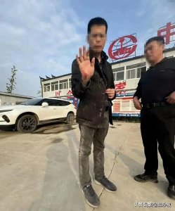 ​新华社两位记者在进行