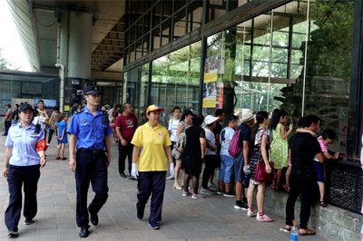 ​城管进驻北京动物园！乱投喂、伤害动物直接罚