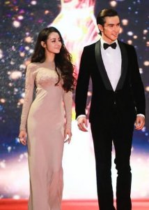 ​迪丽热巴高伟光机场偶