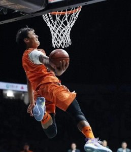 ​矣进宏完成个人CBA首秀，砍下5分，三分命中，单手劈扣全场沸腾！