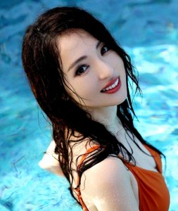 ​董璇穿红色比基尼性感