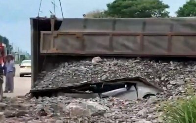 ​货车侧翻压住C1教练车致