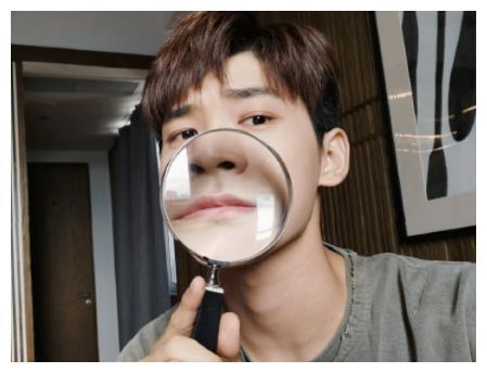 邢昭林未免太自信了,放大镜贴脸上自拍,这皮肤状态确定22岁?