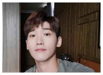 邢昭林未免太自信了,放大镜贴脸上自拍,这皮肤状态确定22岁?